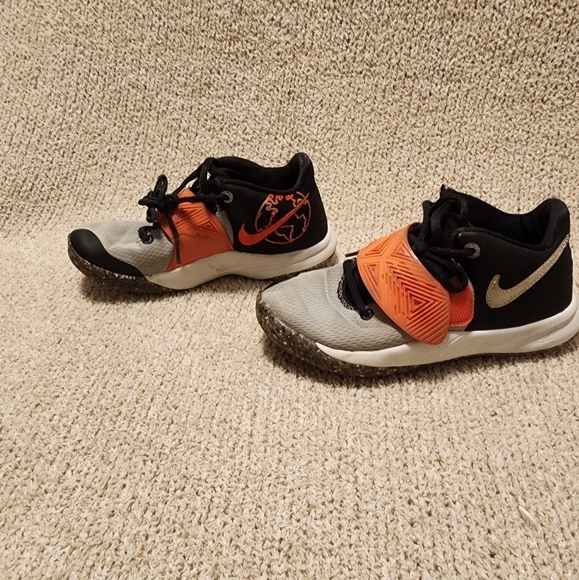 NIKE Kyrie Flytrap III basketball Shoes Size 1.5y - Picture 3 of 7